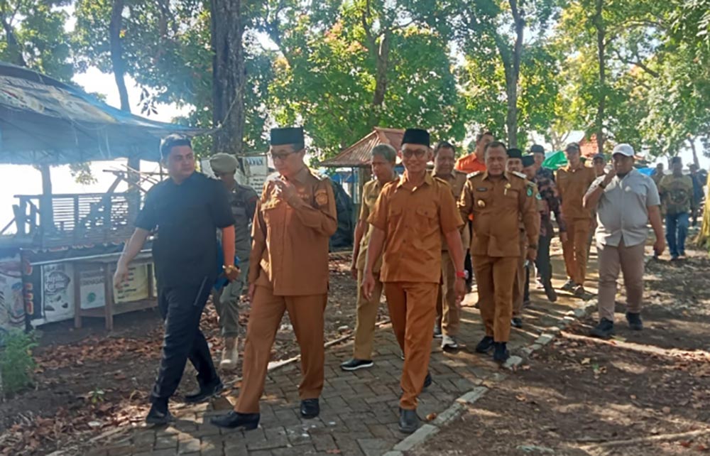 Bupati Pamekasan Kholilurrahman saat mengunjungi Pantai Jumiang.