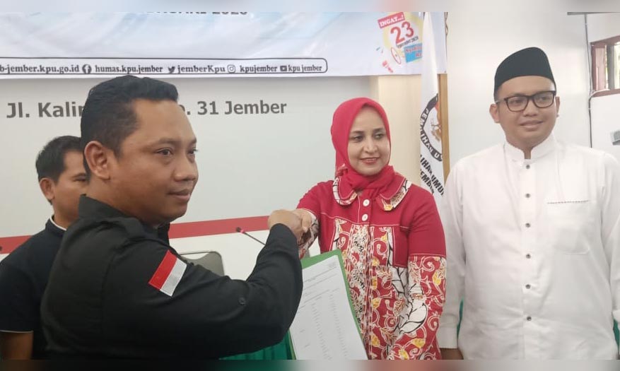 Paslon Faida-Vian menyerahkan bukti dukungan ke KPU Jember.