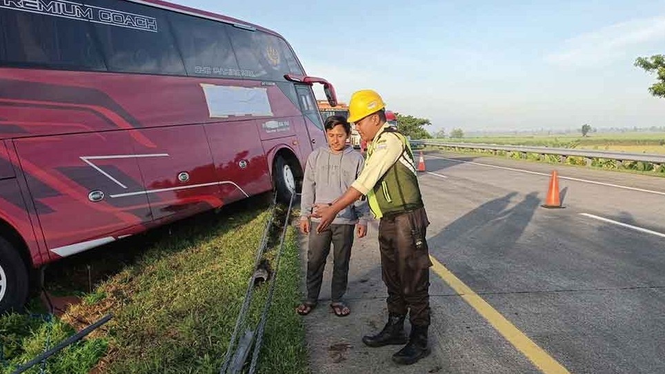 Diduga Sopir Mengantuk, Bus Pariwisata Terperosok di Tol Jomo