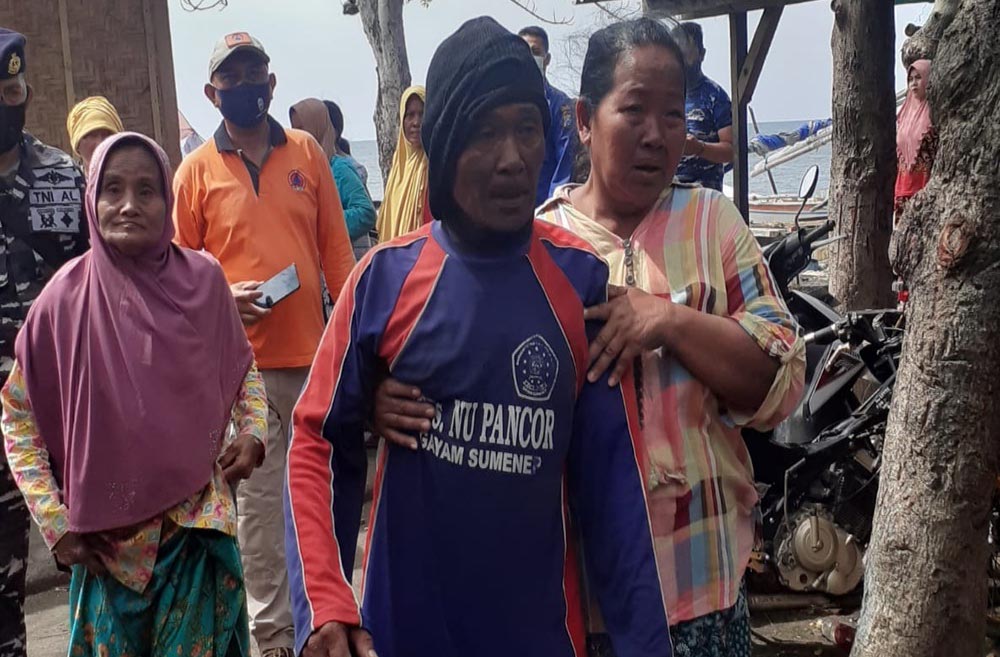 Hardiono, nelayan yang sempat dikabarkan hilang saat tiba di daratan perairan Jangkar disambut tangis keluarga.