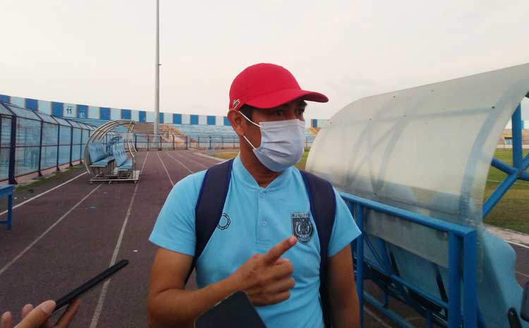Nil Maizar saat ditemui beberapa media usai laga uji coba. (foto: TRIWIYOGA/ BANGSAONLINE)