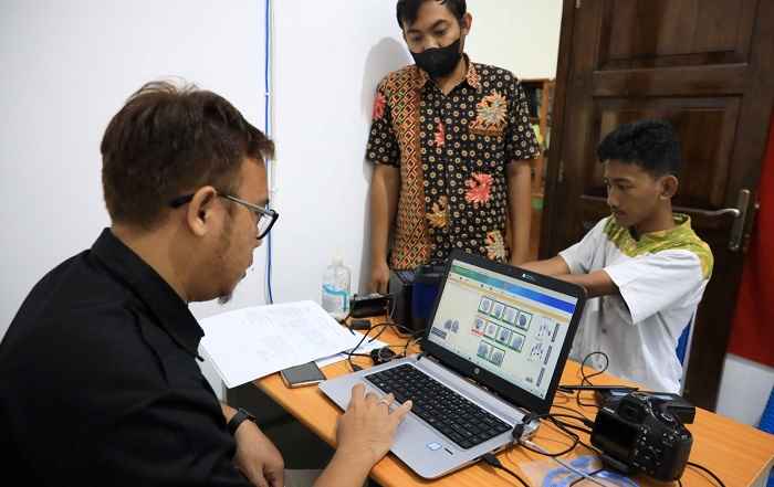 Petugas saat mendata salah satu siswa. Foto: Ist.