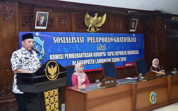 Fadeli saat memberikan sambutan dalam sosialisasi Pelaporan Gratifikasi di Pendopo Lokatantra, Lamongan.