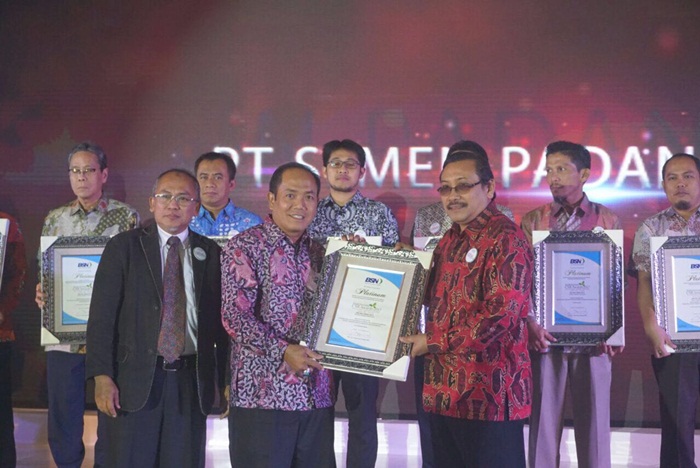 Mewakili Dirut PG, PgS Kabag Bina Lingkungan Dep. CSR Lilik Zuhaid menerima penghargaan dari ICA 2017. foto: SYUHUD/ BANGSAONLINE
