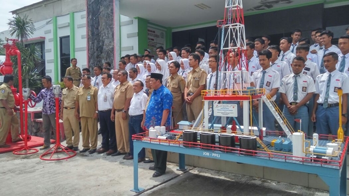 Miniatur rig untuk proses pengeboran migas diberikan JOB P-PEJ kepada SMKN 5 Bojonegoro. Foto: EKY NURHADI/BANGSAONLINE