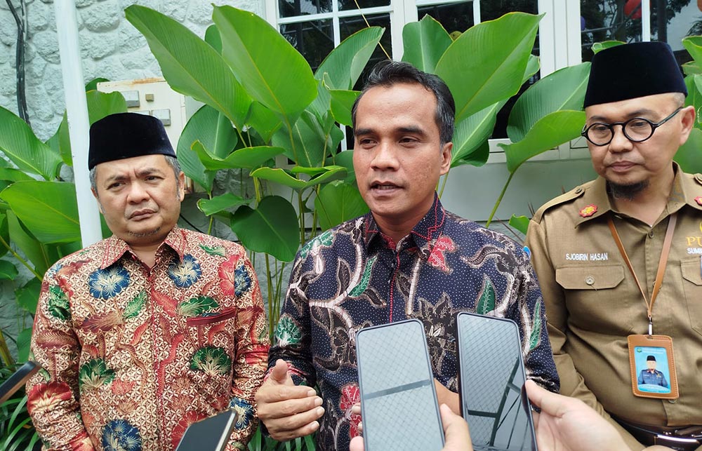 Bupati Bangkalan, Lukman Hakim, didampingi Direktur PUDAM Sumber Sejahtera Bangkalan, H. Sjobirin Hasan, saat memberikan keterangan.