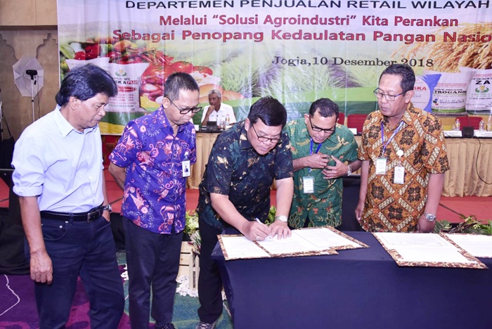 Dirsar PG Meinu Sadariyo (tengah) menandatangani SPJB disaksikan Komisaris PG Mahmud Nurwindu (kiri) dan Dirsar PI Achmad Tossin Sutawikara (dua dari kiri), dan perwakilan distributor PG.