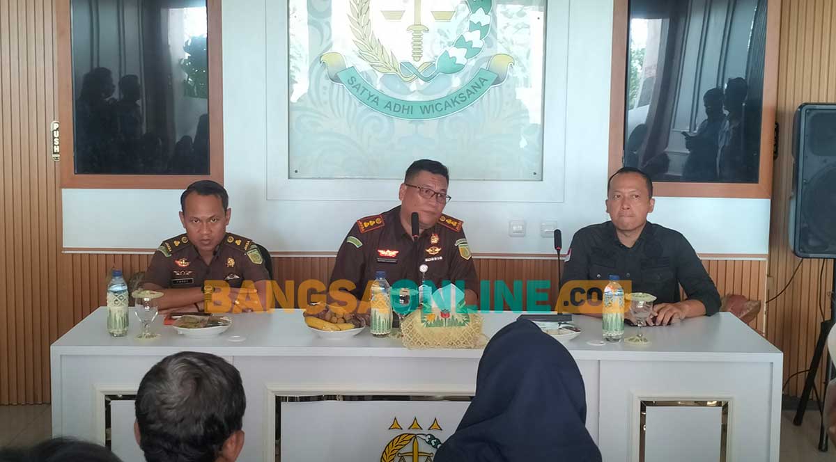 Konferensi pers terkait dugaan korupsi dana bantuan politik (Banpol) DPC PDIP Kabupaten Pasuruan. Foto: M. ANDY FACHRUDIN/BANGSAONLINE