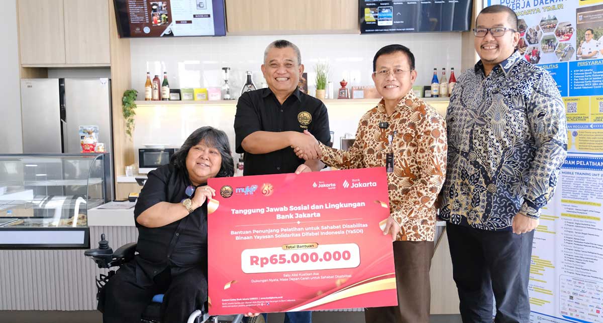 Direktur Kepatuhan Bank Jakarta, Ateng RIvai, didampingi Sekretaris Perusahaan Bank Jakarta, Arie Rinaldi, saat menyerahkan Bantuan penunjang pelatihan kepada Ketua Pembina Yasdi, Suty Karno.