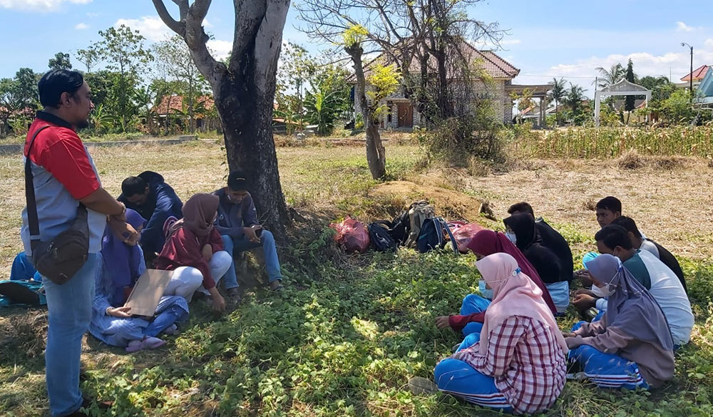 FPTI Kabupaten Pamekasan saat memberi pendidikan kepada anak-anak.