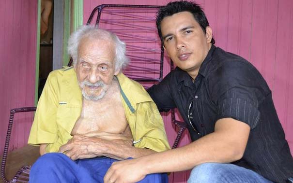 Kennedy Afonso adalah pekerja sosial bersama Joao Coelho de Souza, pria tertua di dunia. foto: repro mirror.co.uk