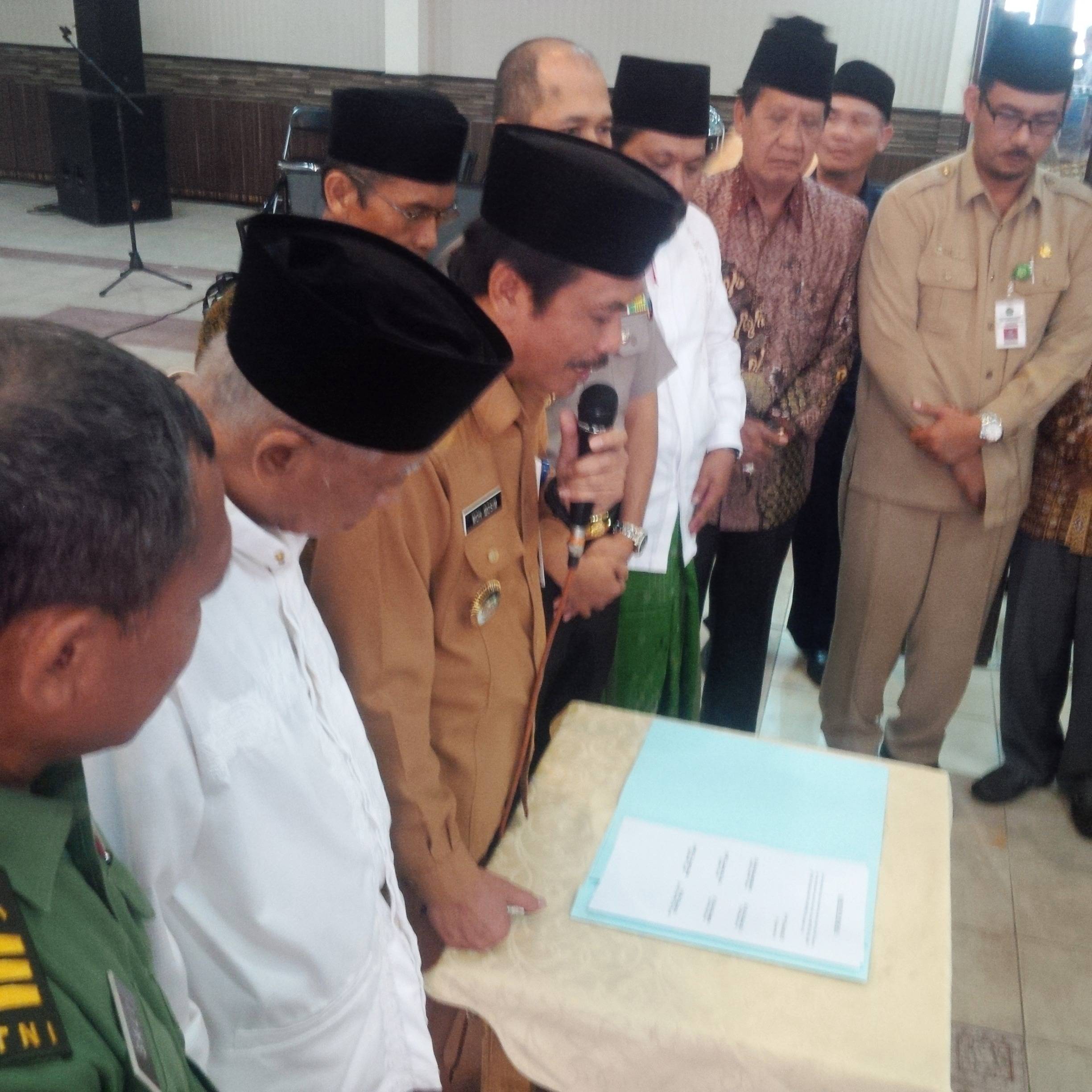 DEKLARASI. Wabup Moch Qosim bersama ketua MUI Jatim KH Abdus Shomad, Ketua MUI Gresik KH Husnan Ali ketika deklarasi tolak ISIS. foto : syuhud/bangsaonline
