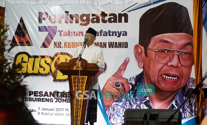 KH Salahuddin Wahid (Gus Solah) saat memberikan sambutan dalam acara puncak peringatan haul ke-7 Gus Dur di Ponpes Tebuireng Jombang, Sabtu (7/1) malam.
foto : RONY SUHARTOMO/ BANGSAONLINE