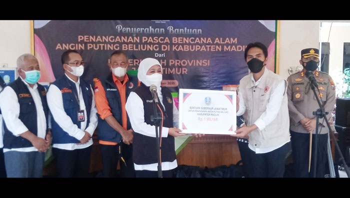 Gubernur Khofifah secara simbolis memberikan bantuan kepada para korban bencana puting beliung melalui Bupati Madiun Ahmad Dawami.