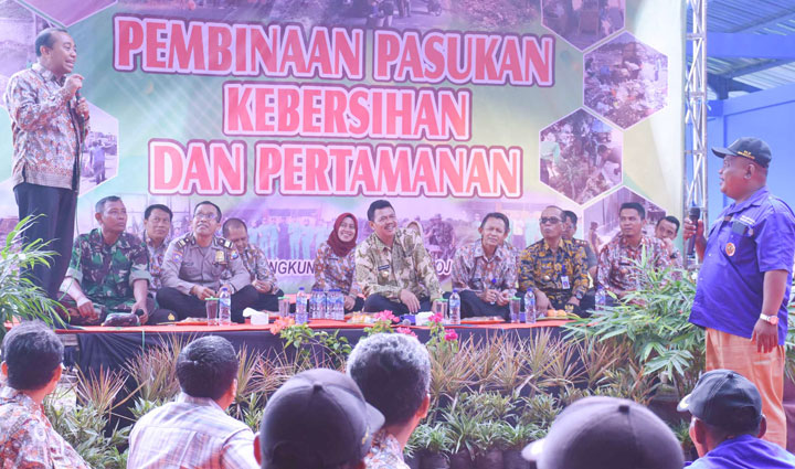 Bupati Pungkasiadi ketika lesehan bareng Pasukan Kuning. 
