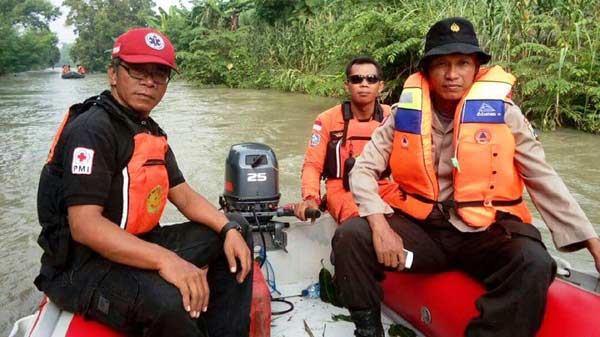 Tim penyelamat gabungan menyusuri kali. foto: gunadhi/ BANGSAONLINE