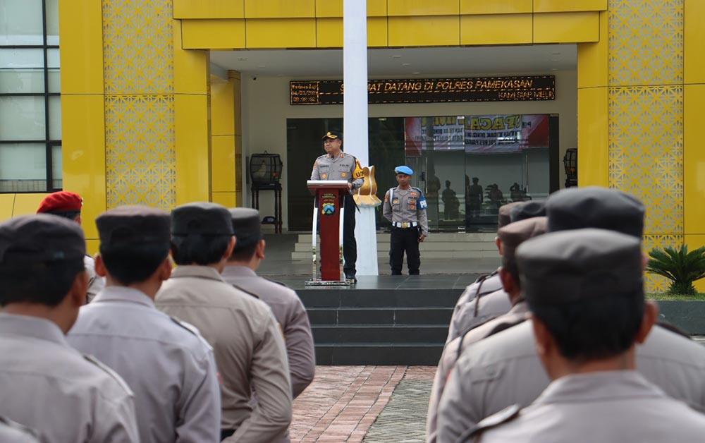 Kapolres Pamekasan AKBP Hendra Eko Triyulianto saat memberikan arahan kepada anggota.