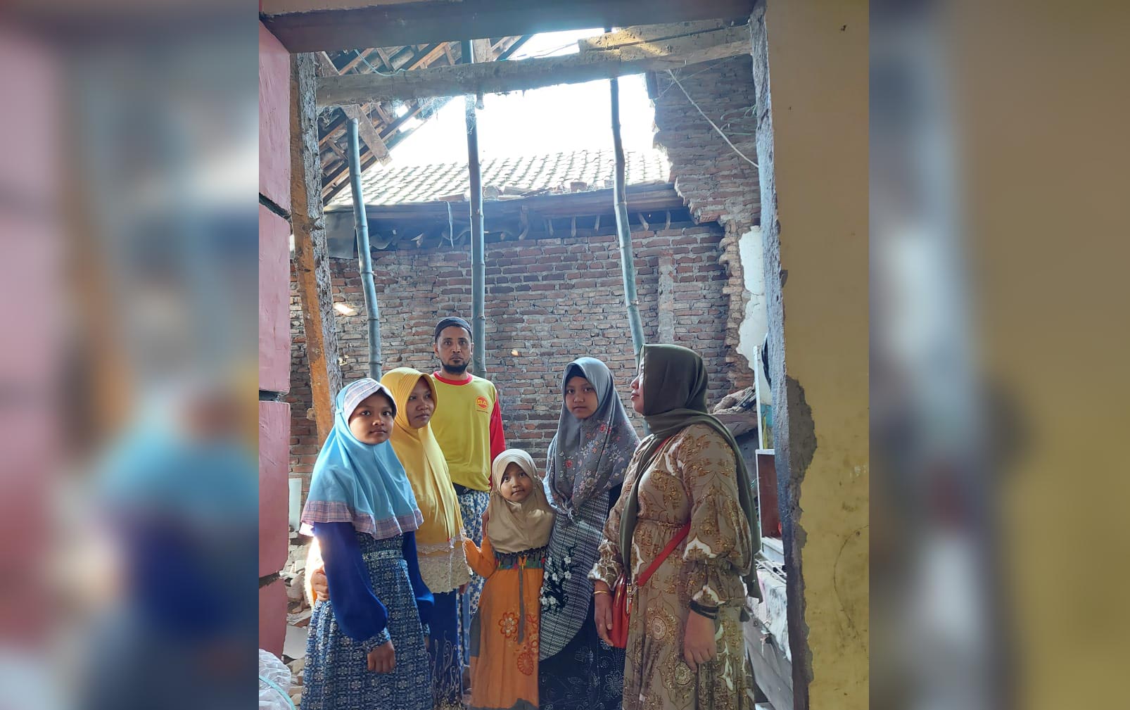 Tampak Nikmah Jamilah (paling kanan) saat mendatangi lokasi rumah yang roboh.