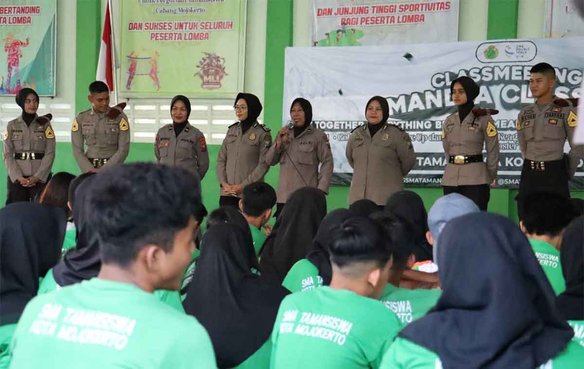 Sosialisasi bahaya narkoba dan kenakalan remaja di SMA Tamansiswa, Kota Mojokerto.