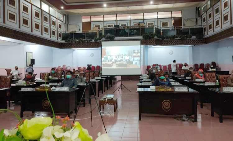 Suasana paripurna LKPj Bupati Mojokerto di gedung dewan memanfaatkan media teleconference.