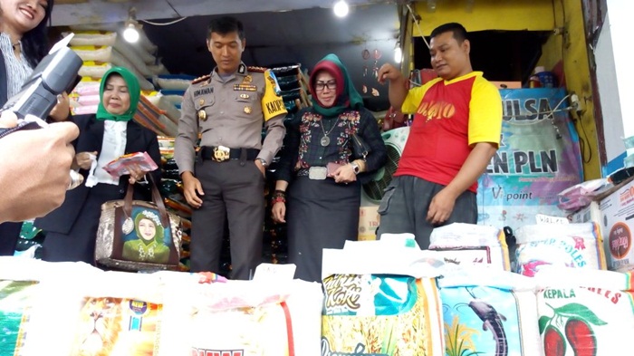Kapolresta Sidoarjo Kombespol Himawan Bayu Aji bersama Kepala Disperindag Pemkab Sidoarjo Fenny Apridawati, saat sidak di Pasar Larangan Sidoarjo, Jumat (22/12).