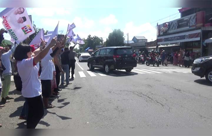 Kibaran bendera dan kaos bergambar Jokowi menyambut kedatangan Sandiaga Uno di Nganjuk. foto: BAMBANG/ BANGSAONLINE
