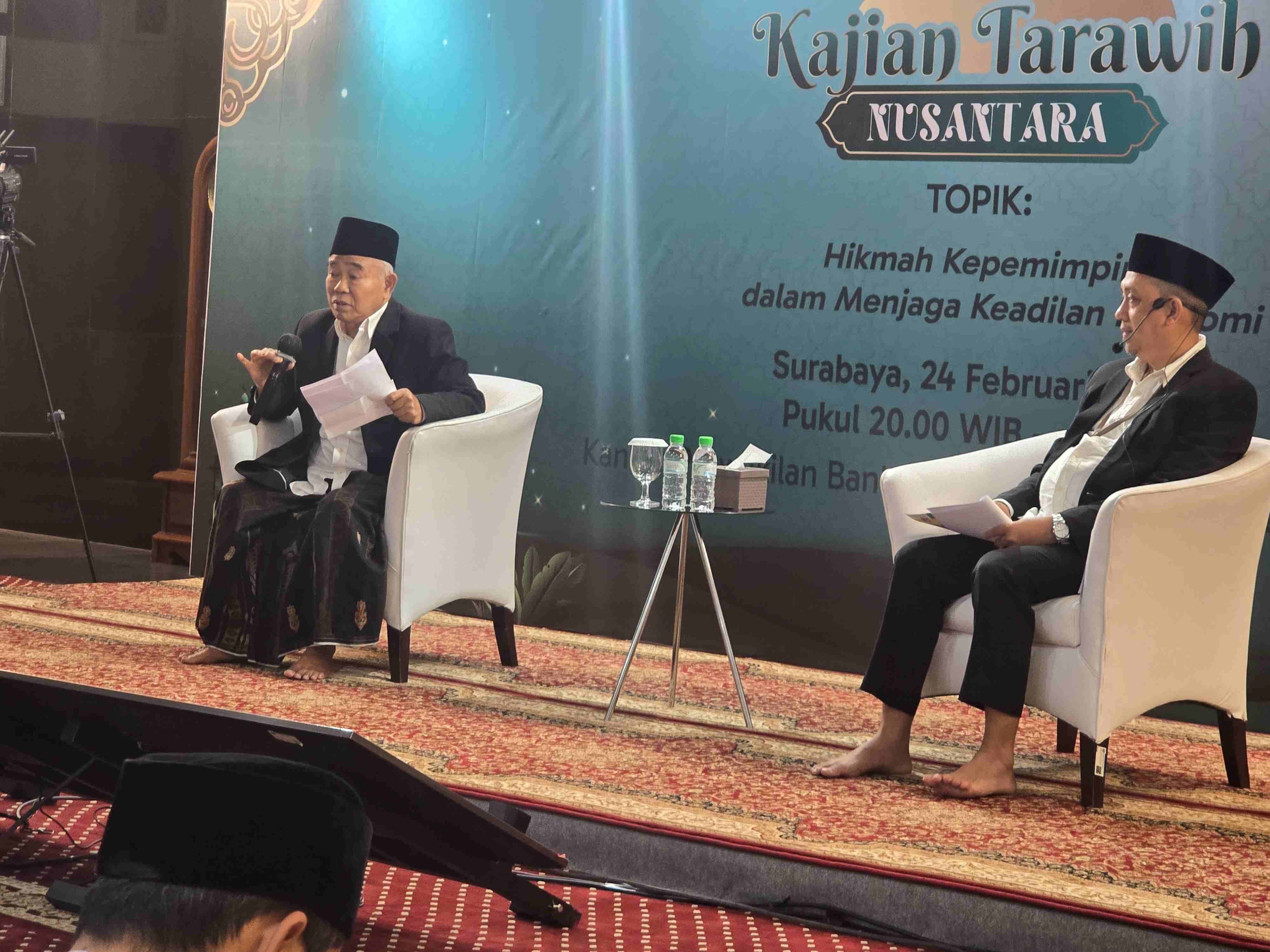 Prof Dr KH Asep Saifuddin Chalim, MA, saat memberikan ceramah agama di depan jemaah shalat tarawih para pejabat dan pegawai Bank Indonesia (BI) Perwakilan Jawa Timur, Selasa (24/2/2026) malam. Foto: MMA/bangsaonline