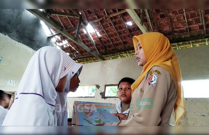 Kondisi salah satu kelas di SDN Sumberharjo 1 Kecamatan Sumberejo, Kabupaten Bojonegoro. Tampak sejumlah genteng sudah hilang dari tempatnya. foto: EKY NURHADI/ BANGSAONLINE
