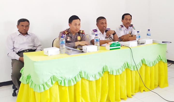 Satlantas Polres Jombang bersama Dishub saat menggelar pertemuan bersama pemilik kereta kelinci. foto: AAN AMRULLOH/ BANGSAONLINE
