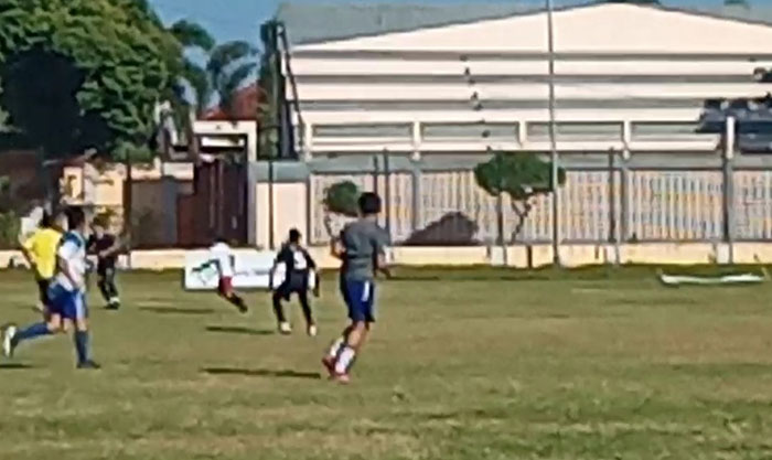 Tim sepak bola DPRD Kota Probolinggo saat bermain melawan awak media yang tergabung dalam Jurnalis FC di Stadion Bayuangga.
