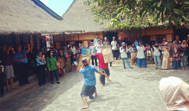 Atraksi Tarian Adat Peresean yang merupakan tarian perang dari Desa Sade. Ini atraksi yang paling disukai turis baik lokal maupun mancanegara. foto: DIDI ROSADI/ BANGSAONLINE