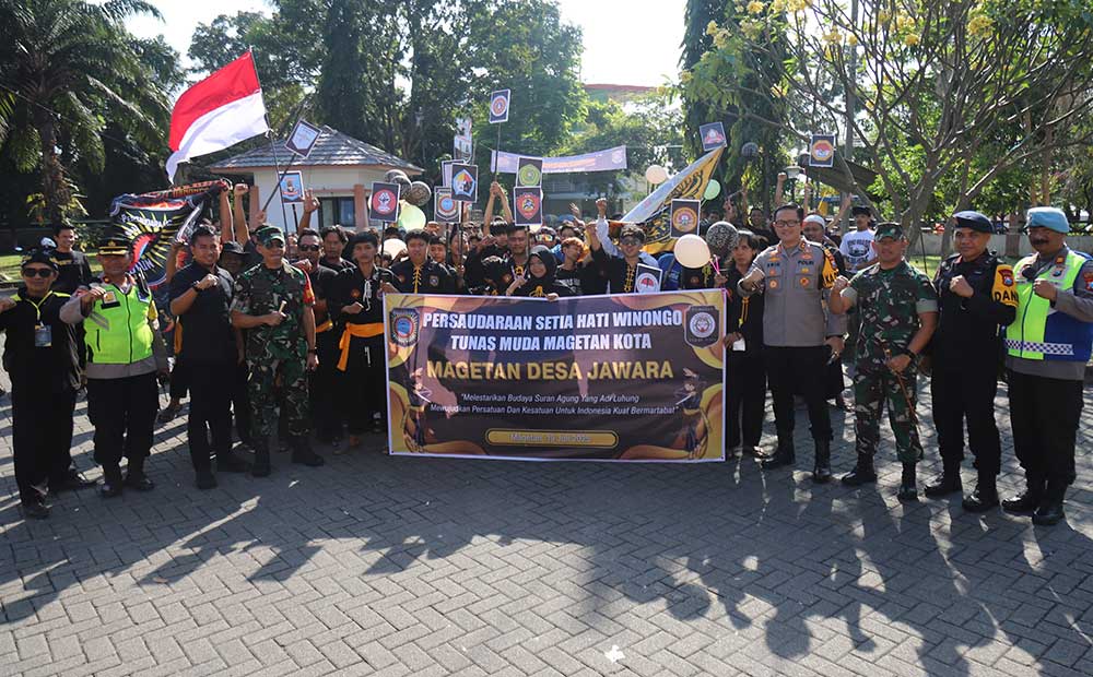 Kapolres Magetan AKBP Raden Erik Bangun Prakasa bersama warga PSHW.
