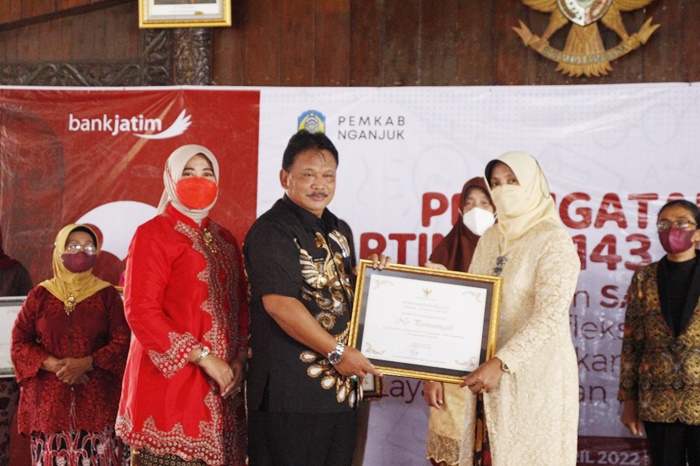 Plt Bupati Marhaen didampingi Wakil Ketua I TP PKK Nganjuk Yuni Marhaen, menyerahkan piagam penghargaan kepada mentor perempuan. foto: BAMBANG DJ/BANGSAONLINE.com