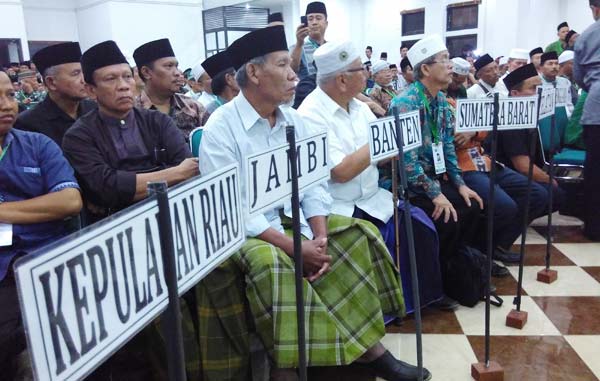 Ratusan peserta muktamar yang pindah ke Tebuireng lantaran kecewa dengan pelaksanaan muktamar di alun-alun Jombang. (foto: rony suhartomo/BANGSAONLINE)