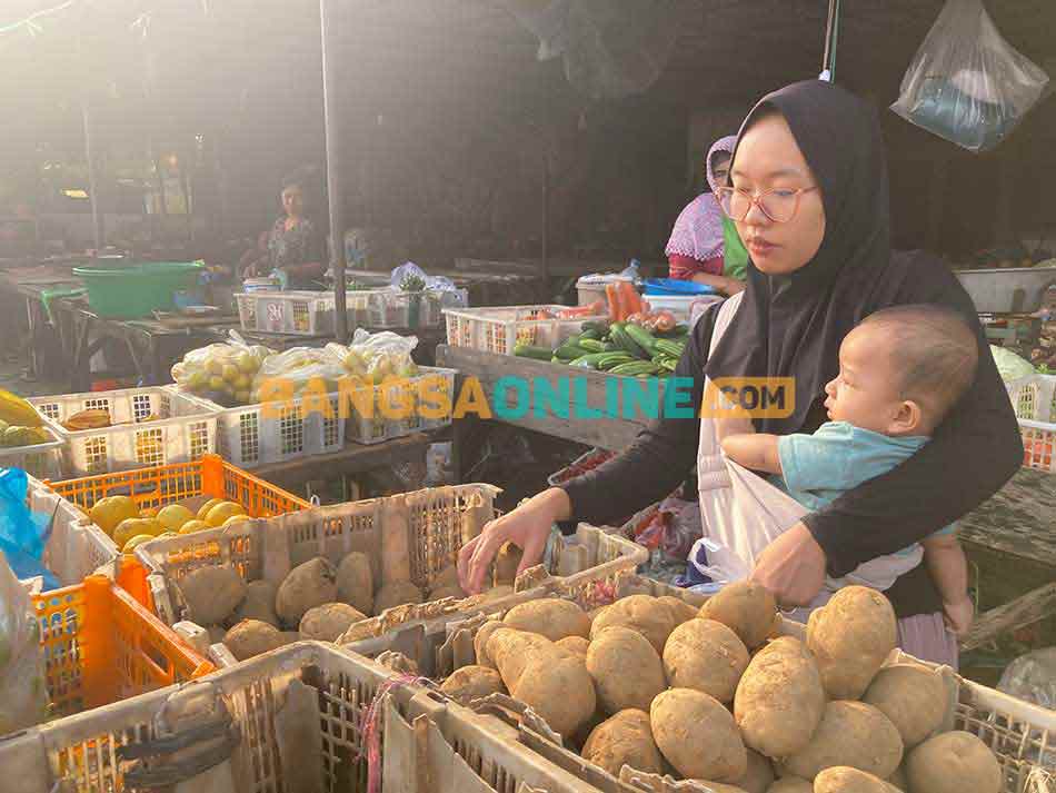 Salah satu konsumen saat belanja kebutuhan dapur di Pasar Keling, Kelurahan Pacar Kembang, Kecamatan Tambaksari. Foto: Sulthon/Bangsaonline.