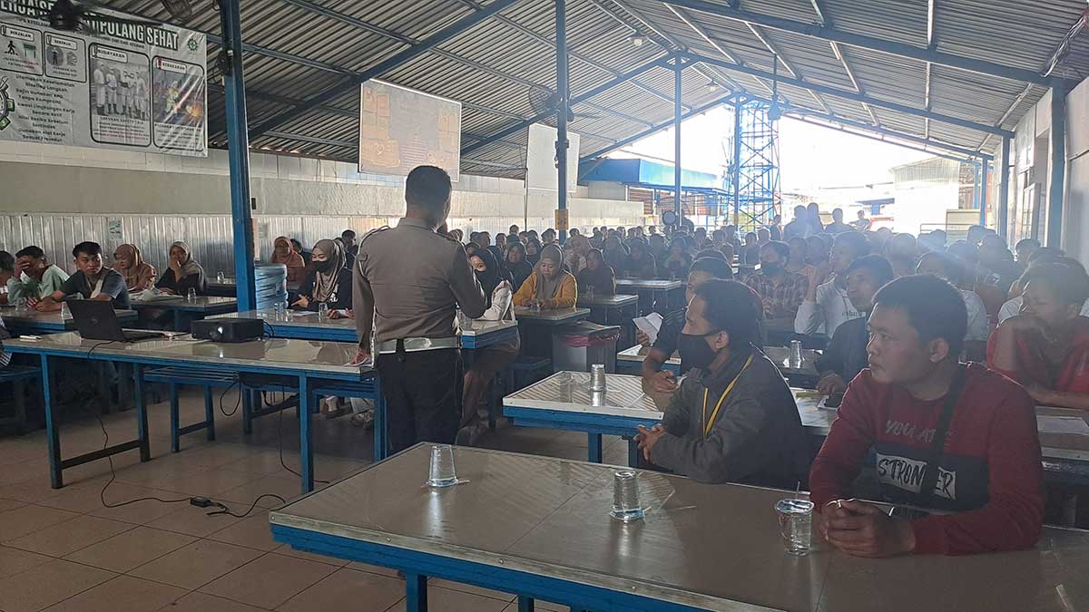 Edukasi yang dilakukan petugas dari Satlantas Polres Pasuruan terharap ribuan karyawan pabrik menjelang Mudik Lebaran 2026.