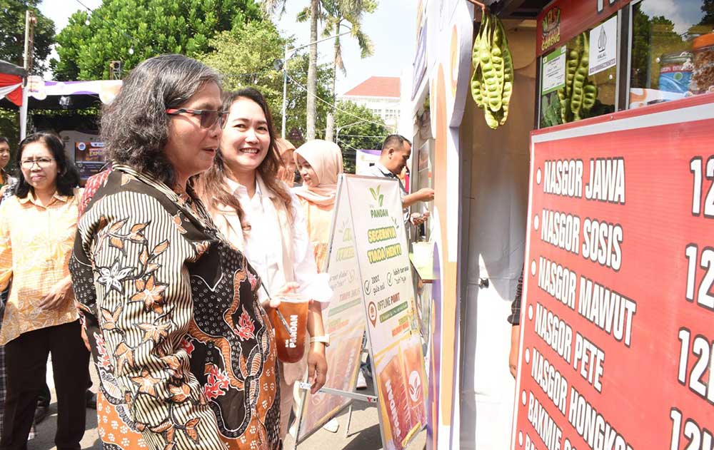 PJ. Wali Kota Kediri, Zanariah saat mendatangi salah satu stand UMKM. Foto: Ist. 