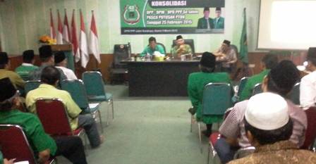 KONSOLIDASI - Wasekjen DPP PPP versi Romi, Asrul Sani memimpin rapat konsolidasi PPP se-Jawa Timur di kantor DPW PPP, kemarin. foto: Didi Rosadi/BangsaOnline.com
