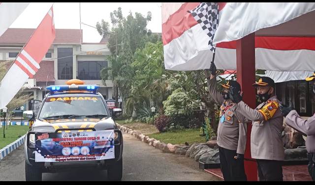 Kapolres Bangkalan AKBP Rama Samtama Putra saat melepas mobil tangguh, Senin (6/7).
