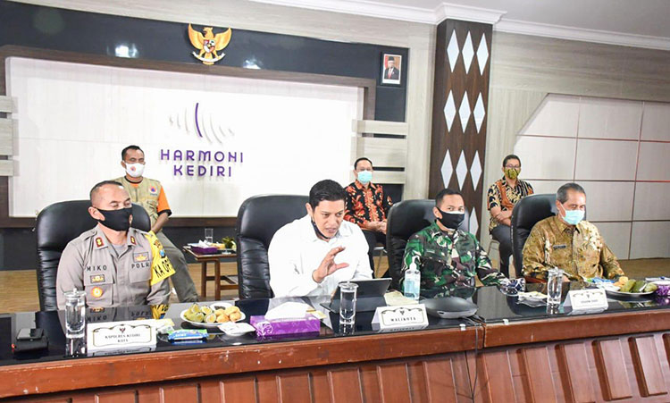 Wali Kota Kediri, Abdullah Abu Bakar didampingi Kapolres Kediri Kota AKBP Miko Indrayana, Dandim 0809 Letkol Kav. Dwi Agung Sutrisno dan Sekeretaris Daerah Kota Kediri Budwi Sunu saat vidcon penyampaian arahan dari Presiden Jokowi. (foto: ist).