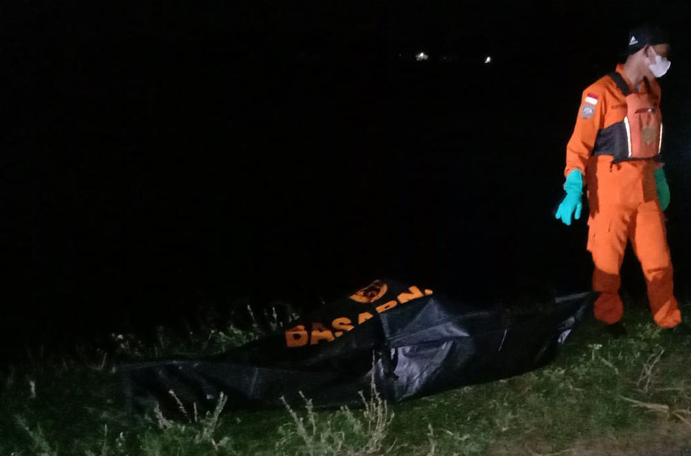 Salah satu petugas saat akan mengevakuasi korban tenggelam di anak Sungai Brantas. Foto: Ist
