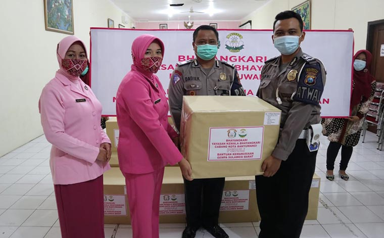 Ketua Bhayangkari Cabang Kota Banyuwangi. Ny. Dyah Arman menyerahkan bantuan.