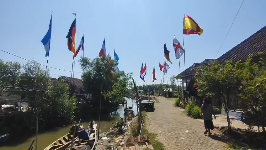 Bendera negara yang mengikuti Piala 2026 yang dikibarkan warga Desa Gerongan Kabupaten Pasuruan
