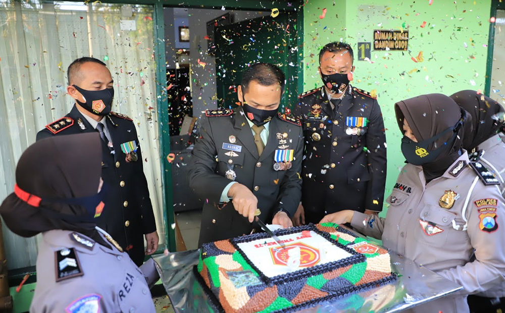 Komandan Kodim 0809 Kediri Letkol Kav Dwi Agung Sutrisno S.E., M.M. (tengah) saat memotong kue ulang tahun didampingi Kapolres Kediri AKBP Lukman Cahyono, S.I.K. (kanan) dan Kapolres Kediri Kota AKBP Miko indrayana S.I.K. (kiri). (foto: ist.)