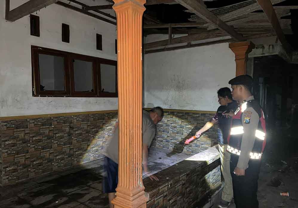 Polisi saat olah TKP ledakan petasan di Gudo, atap dan kaca rumah pecah. (Ist)