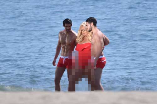 Jangan-jangan jika ada yang tenggelam di laut, eh.. malah malah si anggota baywatch ini yang perlu diselamatkan korban. foto: mirror.co.uk