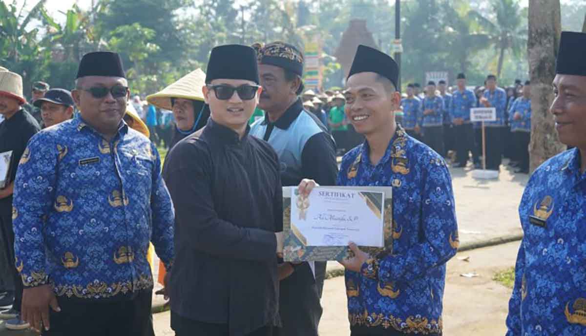 Bupati Trenggalek saat memberi penghargaan ke kelompok tani berprestasi di peringatan Hari Krida Pertanian ke-53.
