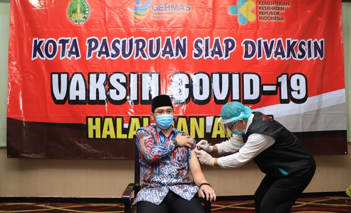 Wali Kota Teno melakukan vaksinasi Covid-19 tahap II.

