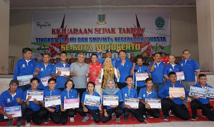 Wali Kota Mojokerto Ika Puspitasari bersama para atlet dan official berprestasi.