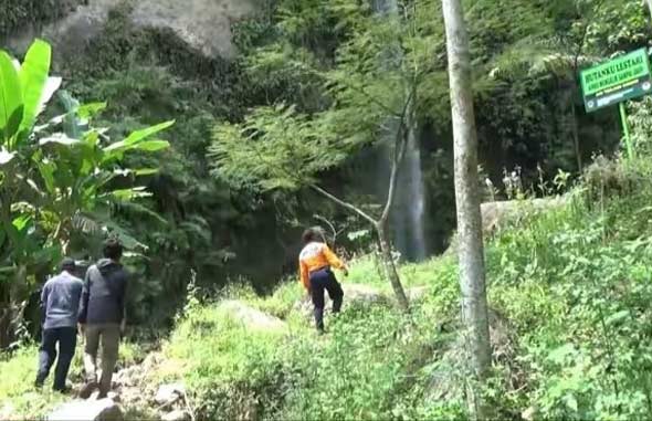Petugas BPBD Kabupaten Madiun melakukan pengamatan di objek wisata Coban Kromo. foto: HENDRO/ BANGSAONLINE